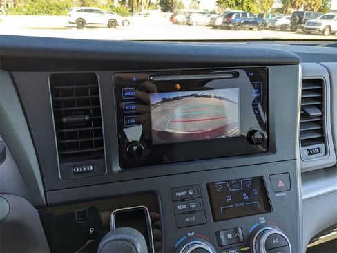 Used 2016 Toyota Sienna L image 25