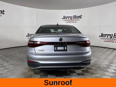 Used 2025 Volkswagen Jetta SE w/ Sunroof Package FWD image 7