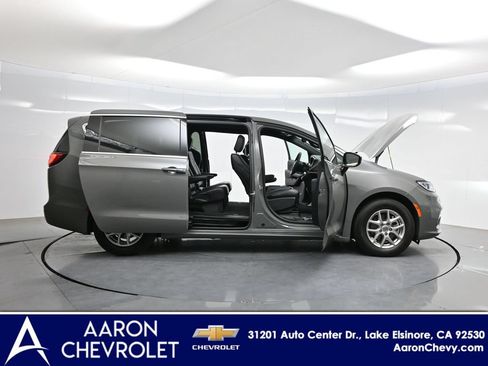 Used 2025 Chrysler Pacifica Select FWD image 3