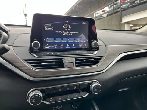 Used 2025 Nissan Altima 2.5 SV FWD image 19