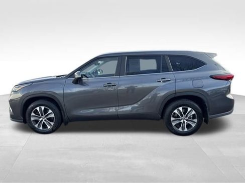 Used 2023 Toyota Highlander XLE image 2