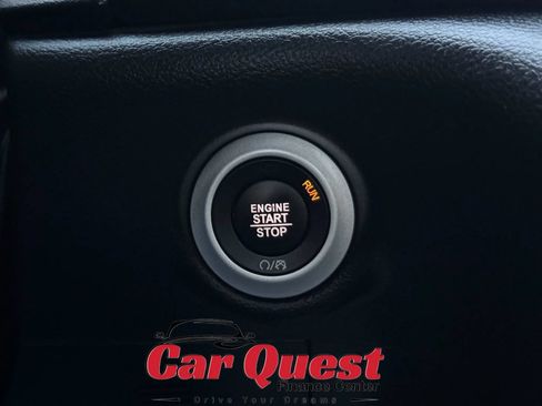 Used 2025 Chrysler Pacifica Select FWD image 32