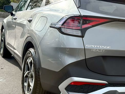 Used 2023 Kia Sportage LX image 9