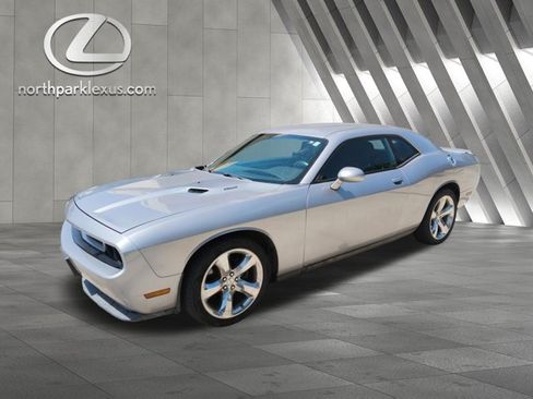 Used 2014 Dodge Challenger R/T RWD image 3