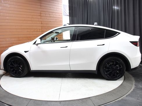 Used 2022 Tesla Model Y Long Range image 8