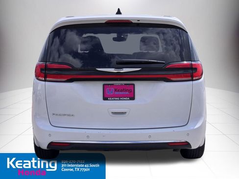 Used 2023 Chrysler Pacifica Touring-L image 7