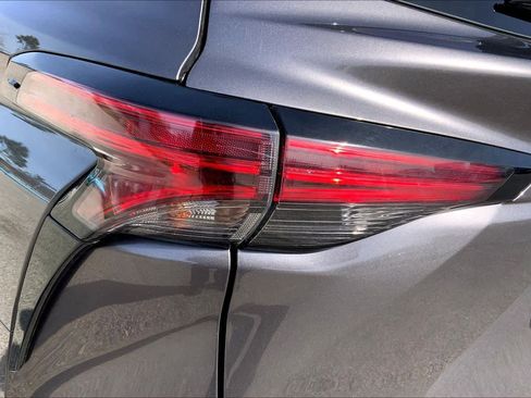 Used 2022 Toyota Sienna XLE image 28