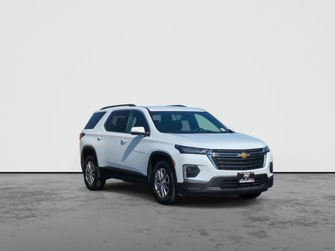 Used 2023 Chevrolet Traverse LT FWD image 2