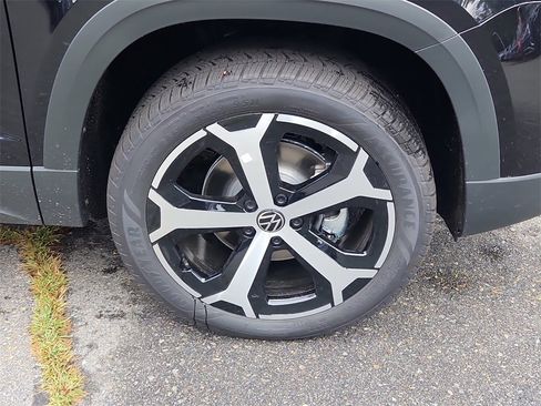 New 2025 Volkswagen Taos SEL image 3