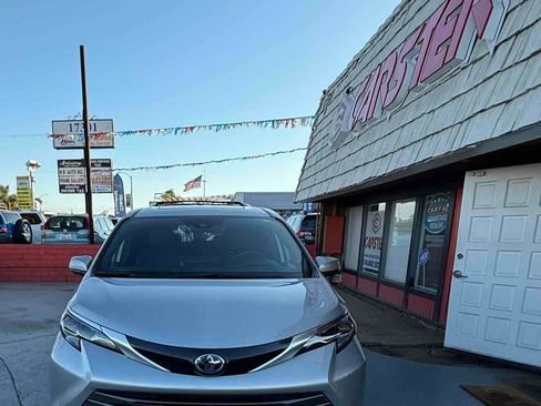 Used 2025 Toyota Sienna Platinum image 17
