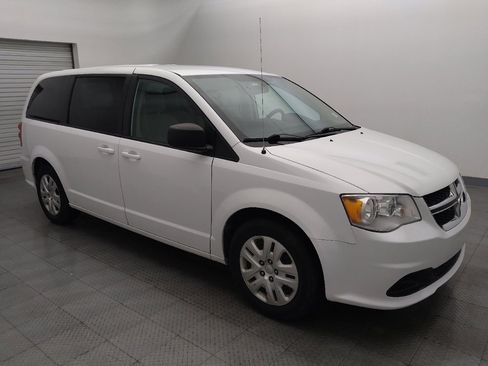 Used 2018 Dodge Grand Caravan SE w/ UConnect Hands-Free Group image 11