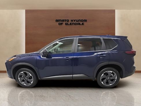 Used 2025 Nissan Rogue SV image 3
