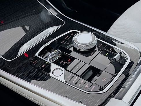 Used 2024 BMW X7 xDrive40i w/ M Sport Package image 17