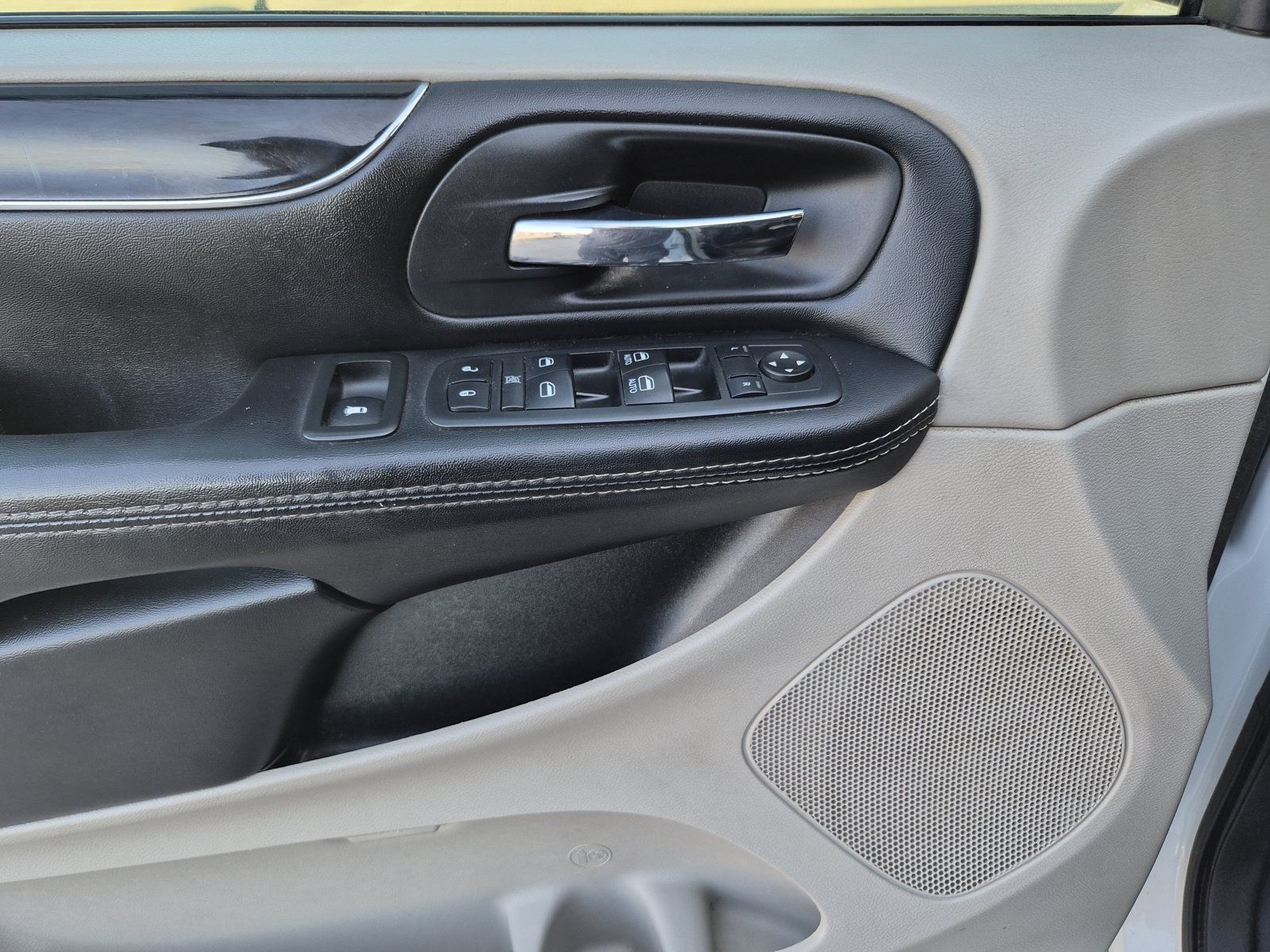 Used 2017 Dodge Grand Caravan SXT FWD image 12