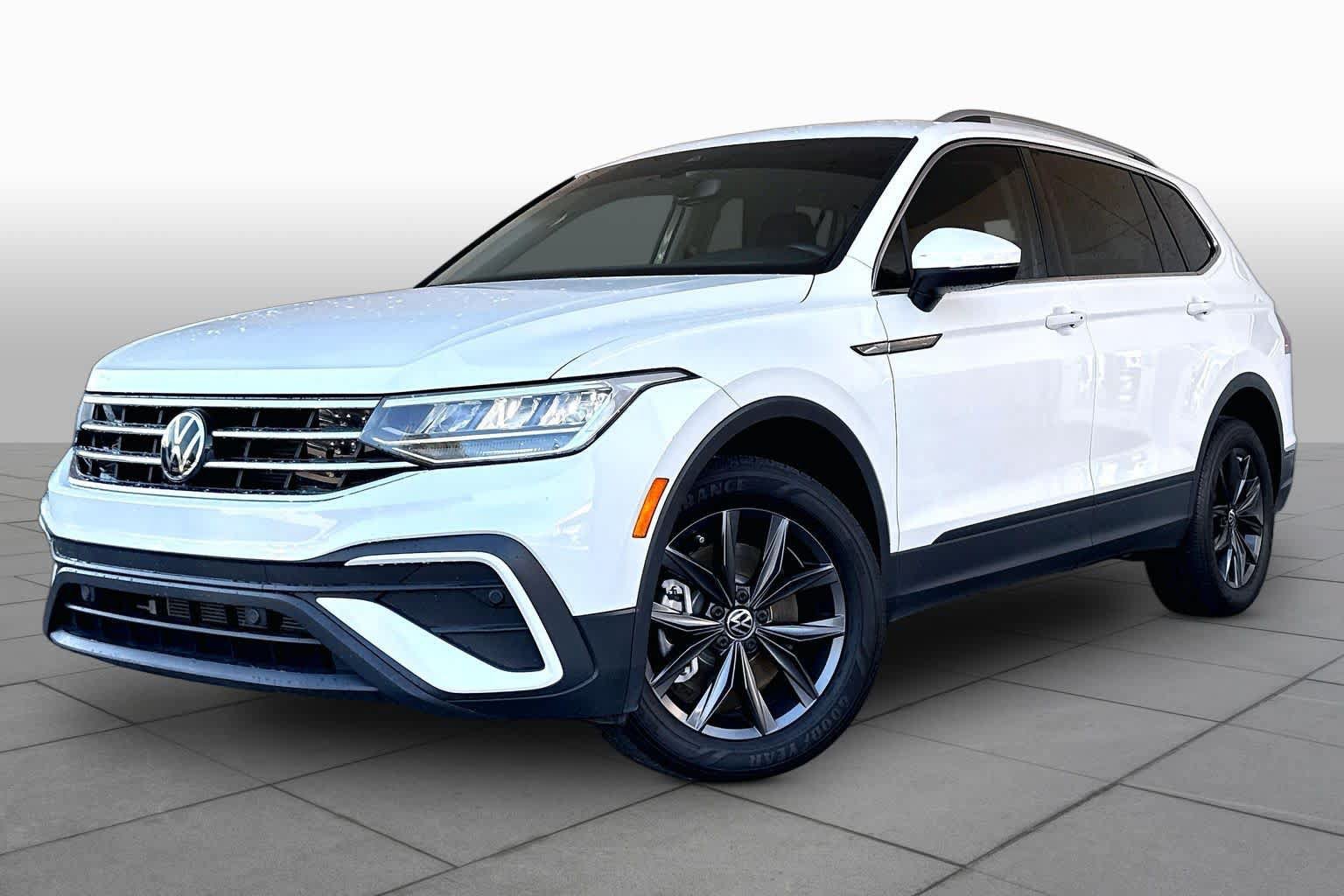 Used 2023 Volkswagen Tiguan SE FWD image 2