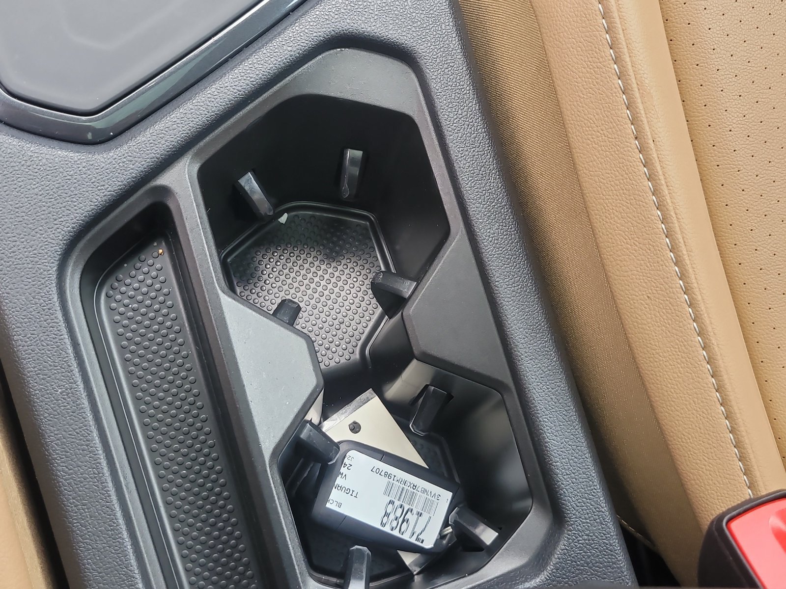 Used 2024 Volkswagen Tiguan SE w/ Panoramic Sunroof Package FWD image 27