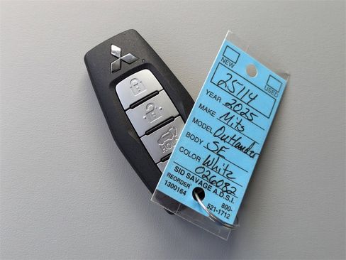 New 2025 Mitsubishi Outlander SE image 32