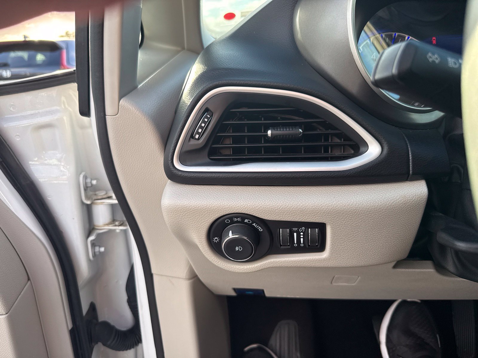 Used 2024 Chrysler Pacifica Touring-L FWD image 19