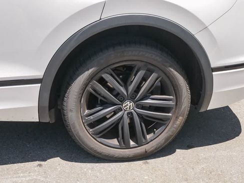 Used 2022 Volkswagen Tiguan SE R-Line FWD image 6