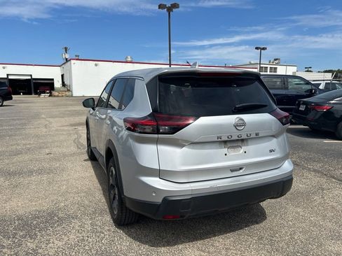 Used 2024 Nissan Rogue SV FWD image 4