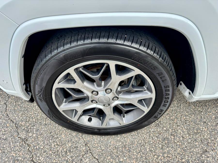 Used 2020 Jeep Grand Cherokee Overland AWD/4WD image 34