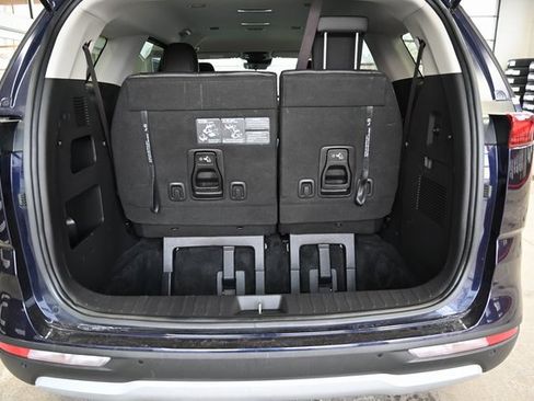 Used 2022 Kia Carnival LX image 29