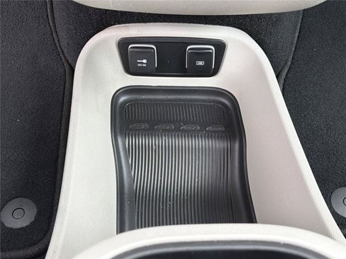 Used 2018 Chrysler Pacifica Touring-L Plus FWD image 16