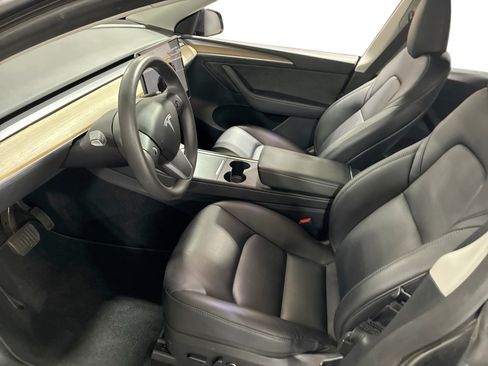 Certified 2023 Tesla Model Y Long Range AWD/4WD image 9