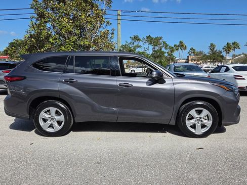 Used 2022 Toyota Highlander LE image 8