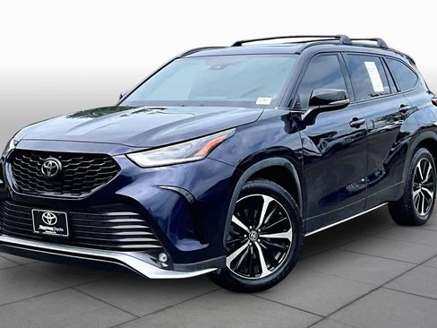 Used 2022 Toyota Highlander XSE FWD image 3