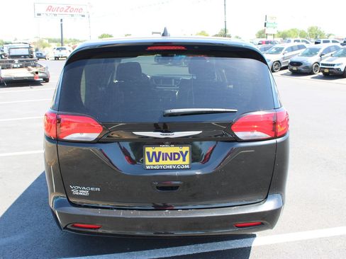 Used 2023 Chrysler Voyager LX FWD image 7
