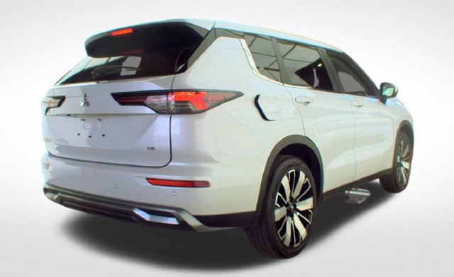 Used 2025 Mitsubishi Outlander SE FWD image 2