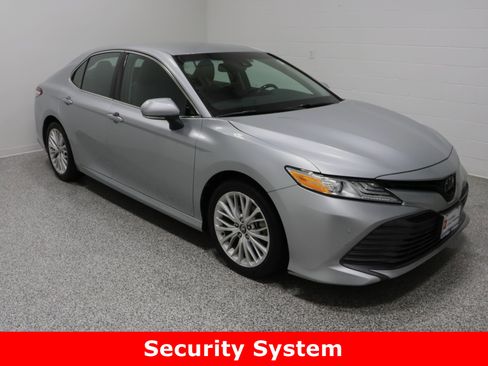 Used 2018 Toyota Camry XLE image 4