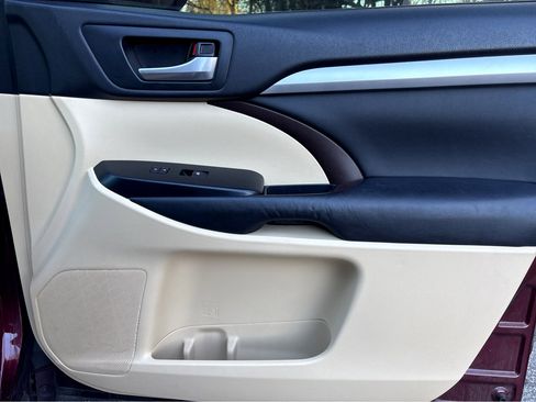 Used 2015 Toyota Highlander XLE image 11