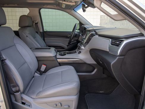 Used 2017 Chevrolet Suburban LT image 25