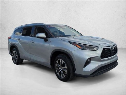 Used 2022 Toyota Highlander XLE FWD image 3
