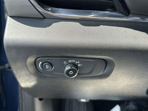 Used 2023 Chevrolet Traverse LT w/ LT Premium Package AWD/4WD image 18