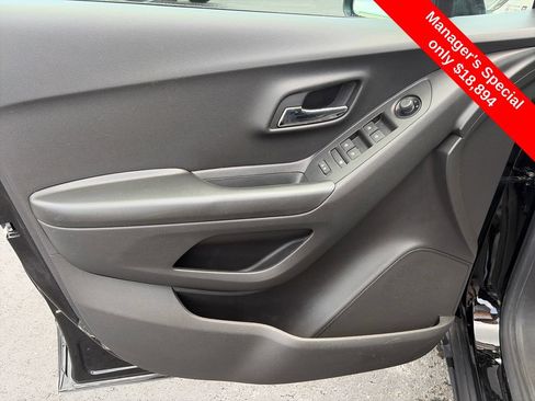 Used 2022 Chevrolet Trax LT w/ Midnight Edition AWD/4WD image 16
