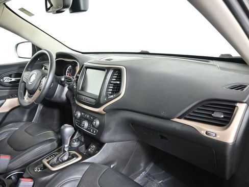 Used 2017 Jeep Cherokee Limited w/ Luxury Group AWD/4WD image 14