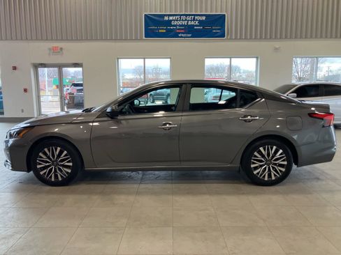 Used 2025 Nissan Altima 2.5 SV image 8