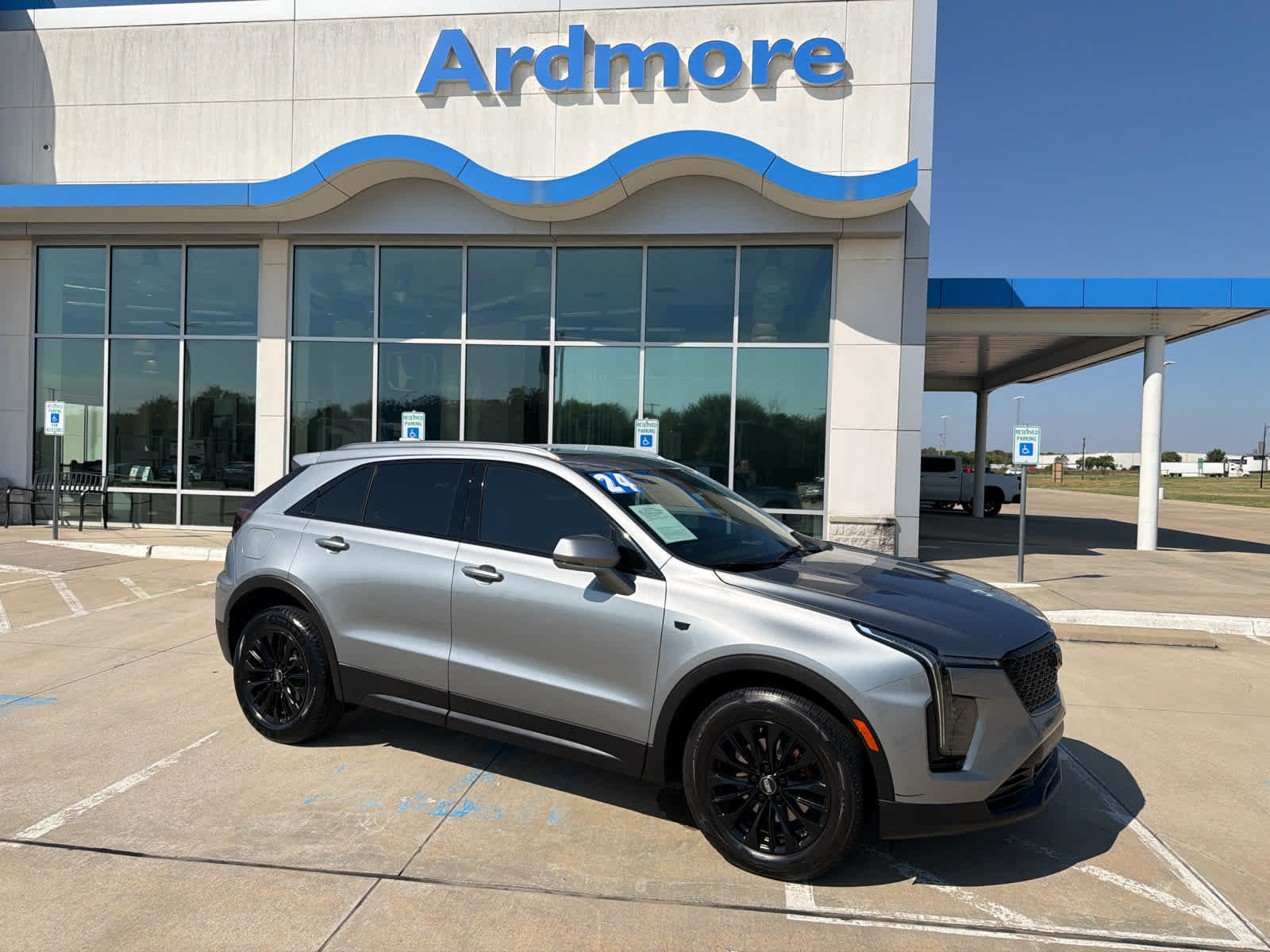 Used 2024 Cadillac XT4 Luxury w/ Cold Weather Package FWD image 1