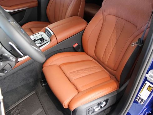 Used 2025 BMW X7 M60i image 18