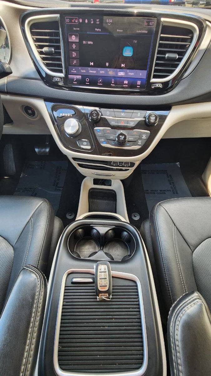 Used 2022 Chrysler Pacifica Touring-L FWD image 13