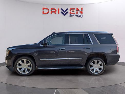 Used 2018 Cadillac Escalade Luxury RWD image 2