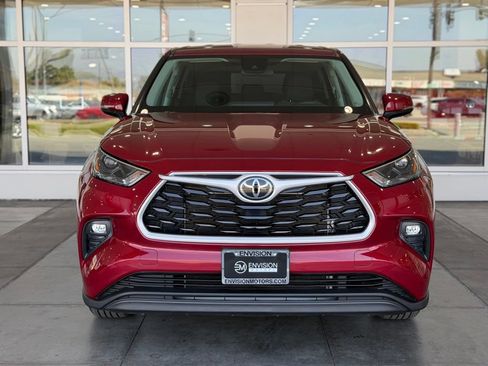 Used 2022 Toyota Highlander LE AWD/4WD image 4