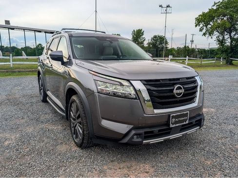 Used 2022 Nissan Pathfinder SL w/ SL Premium Package AWD/4WD image 3