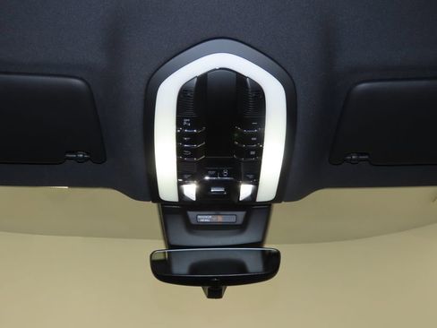 Certified 2024 Porsche Macan AWD/4WD image 30