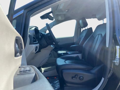 Used 2024 Chrysler Pacifica Touring-L FWD image 11