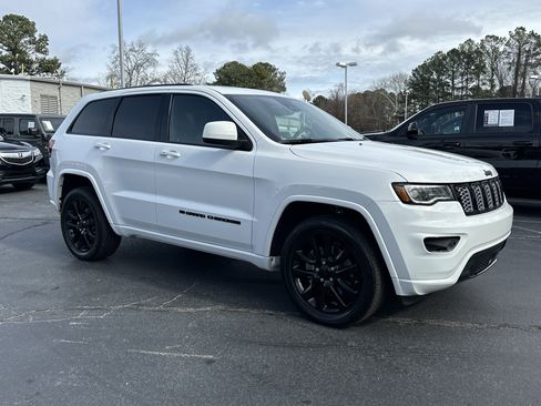 Used 2022 Jeep Grand Cherokee Laredo X image 2
