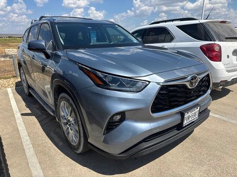 Used 2021 Toyota Highlander Limited FWD image 1